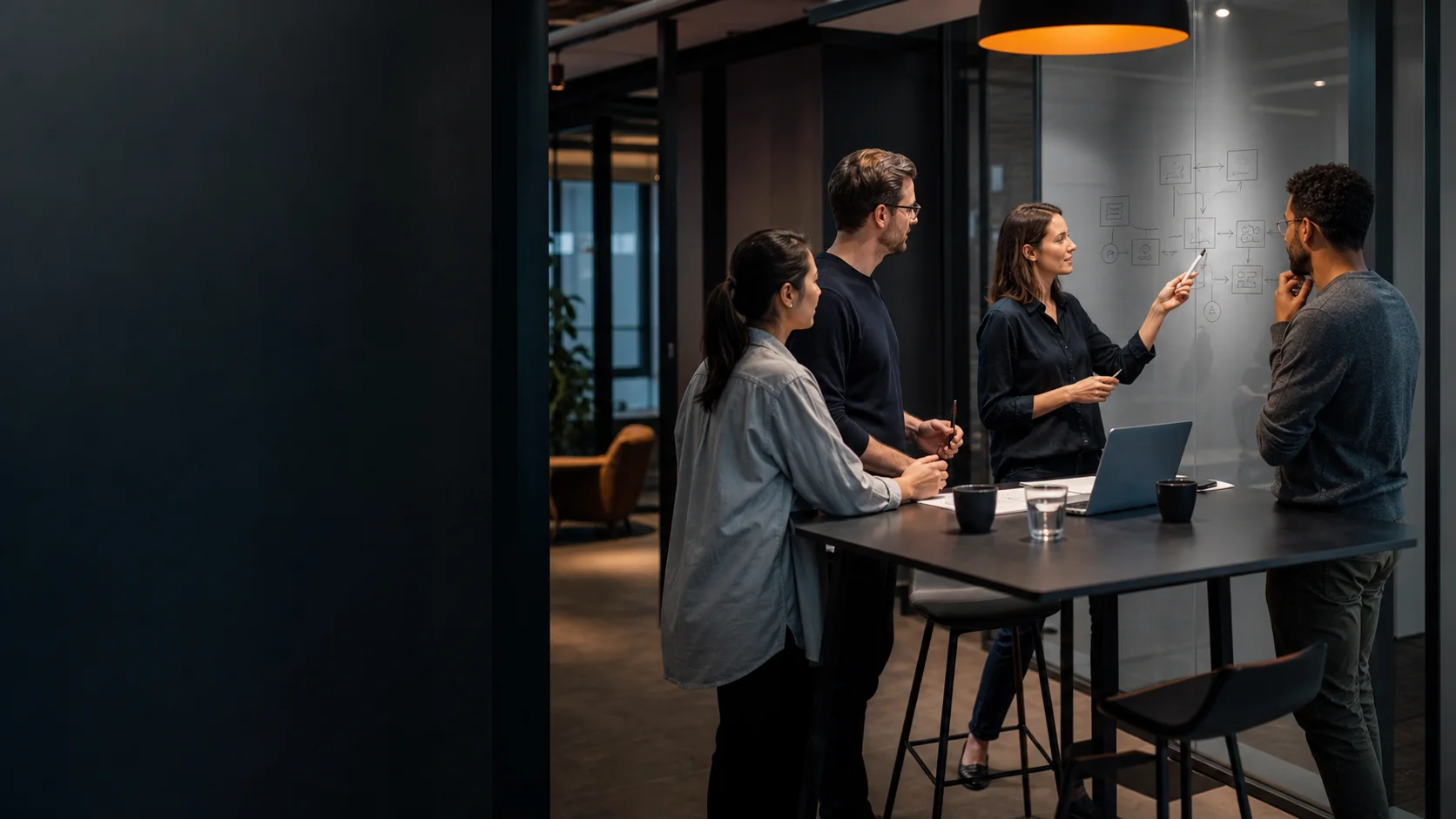 Ein Team bespricht gemeinsam Prozesse und Softwarelösungen in einer modernen Arbeitsumgebung