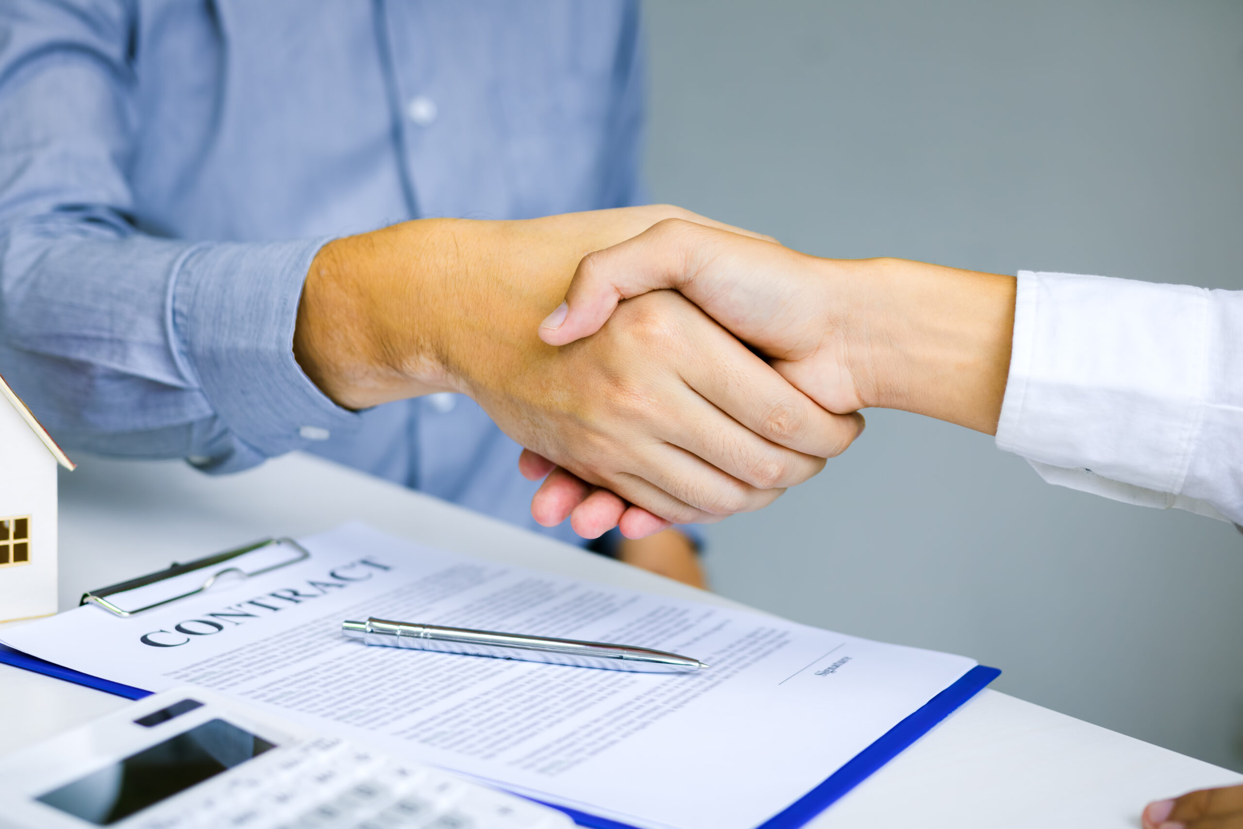 Close up of shaking hands with customer and real estate broker a Vertrieb